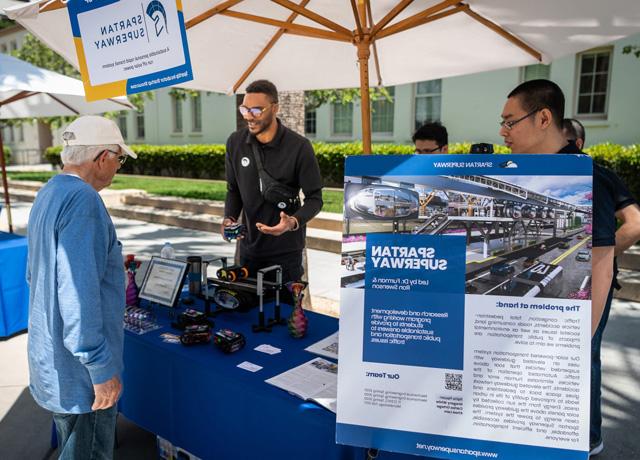 Students at last year’s SpartUp 创新 Showcase showed off their Spartan Superway project at a table on the paseo on campus.